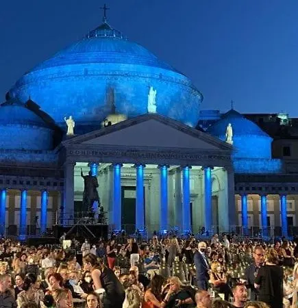 The White Cat Nyaraló *